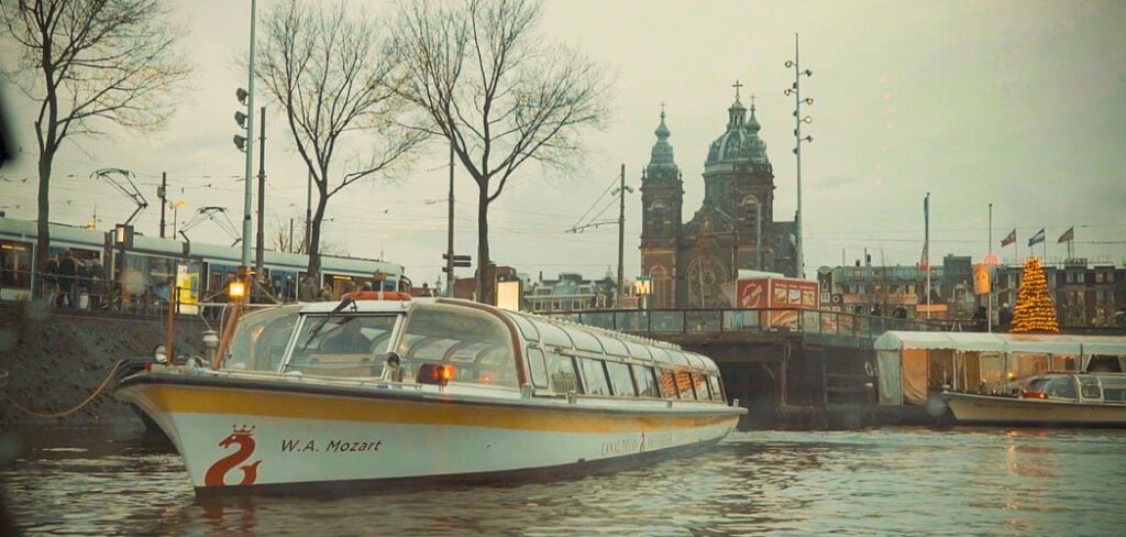 Festival světel, zrušené lety, sníh a dopravní kolaps – i takový byl Amsterdam 2018