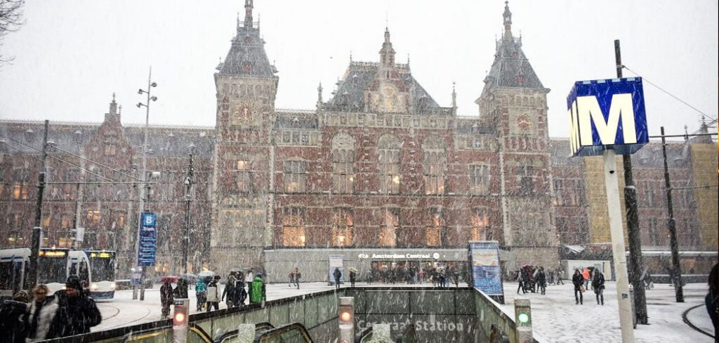 Festival světel, zrušené lety, sníh a dopravní kolaps – i takový byl Amsterdam 2018